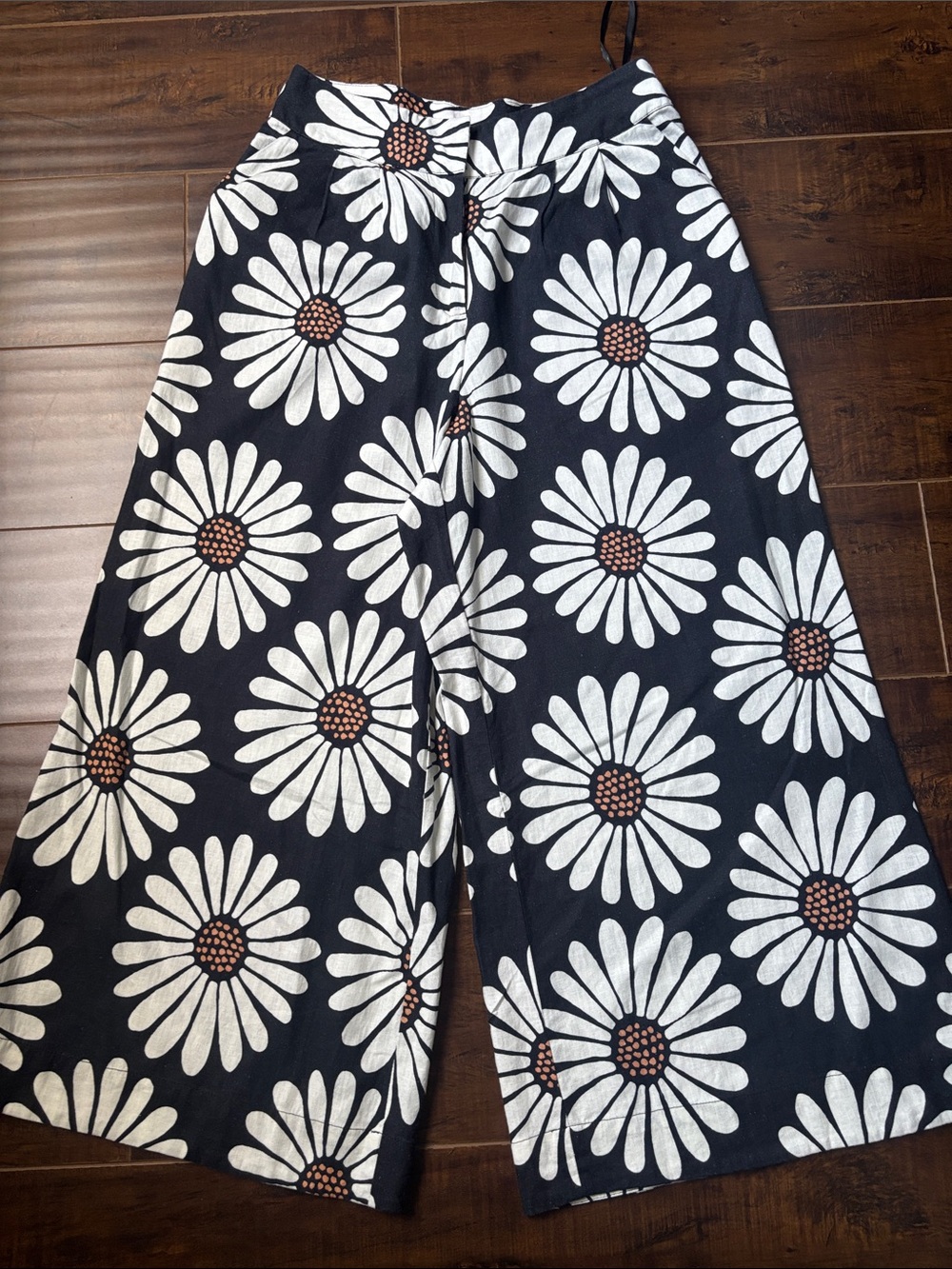 Farm Rio x Anthropologie Black Daisy-Print Cropped Wide Leg Pants | Size SP
